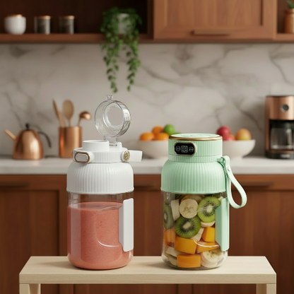 Dans une cuisine, un blender smoothie blanc avec couvercle pour boire et un blender smoothie menthe avec le socle de coupe