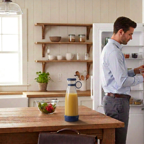 Blender smoothie bleu indigo rempli de mangues sur îlot en bois et homme qui range ses fruits