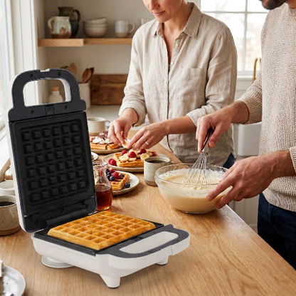 Gaufrier blanc dans une cuisine et un couple faisant des gaufres ensemble